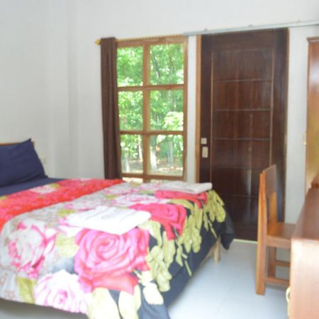 Labuan Bajo Mahoni Guesthouse Esterno foto