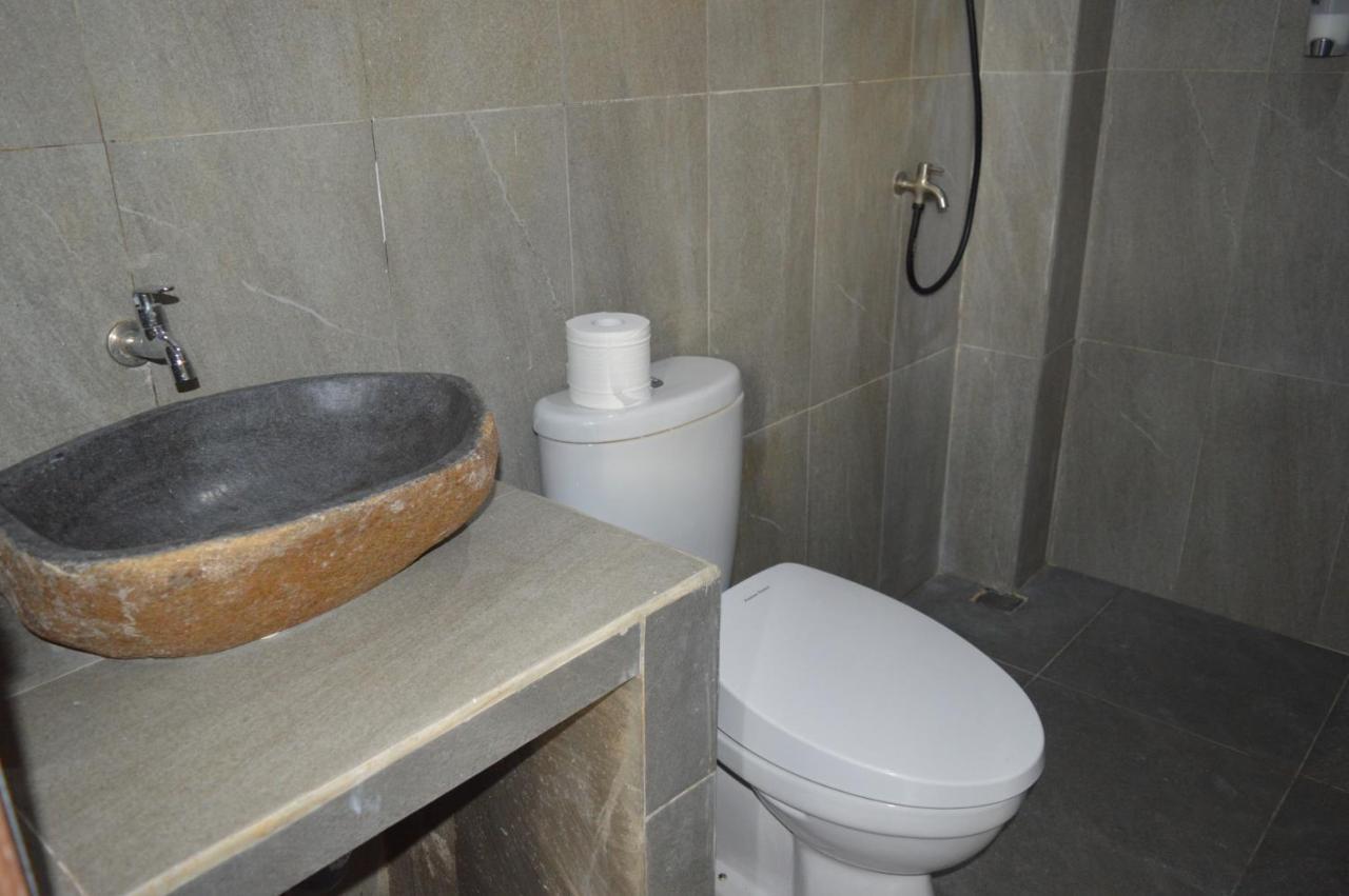 Labuan Bajo Mahoni Guesthouse Esterno foto