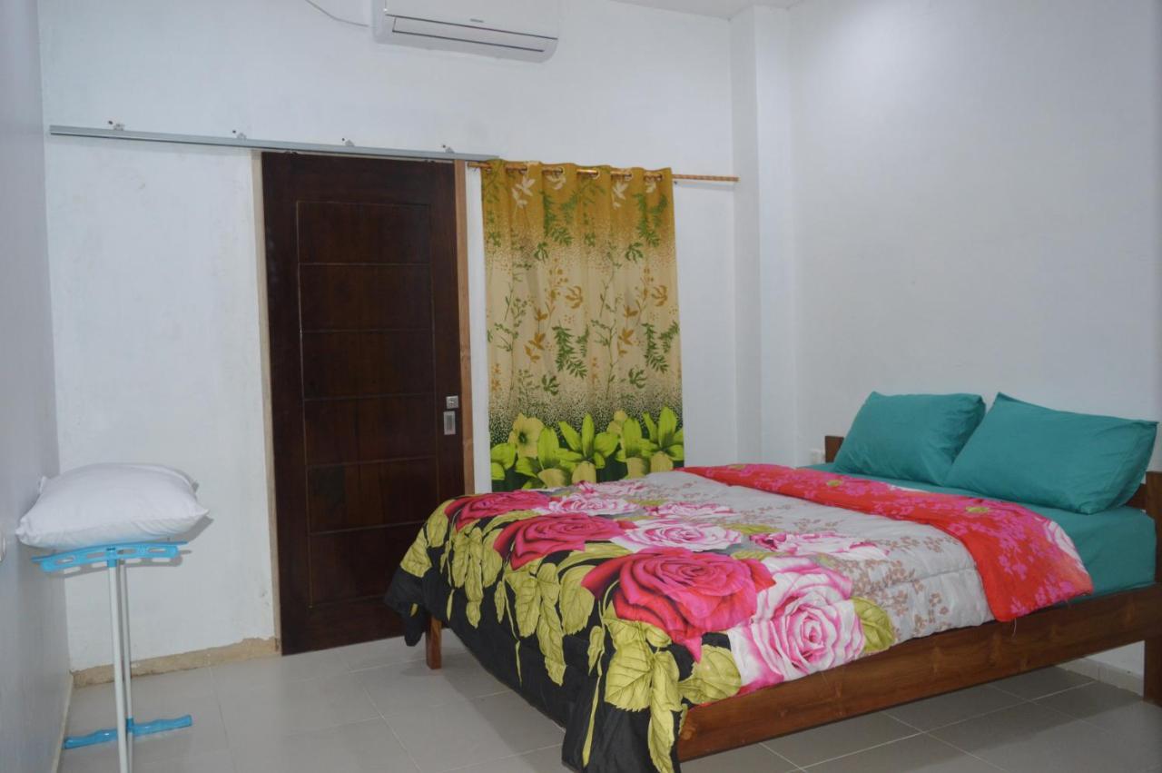 Labuan Bajo Mahoni Guesthouse Esterno foto
