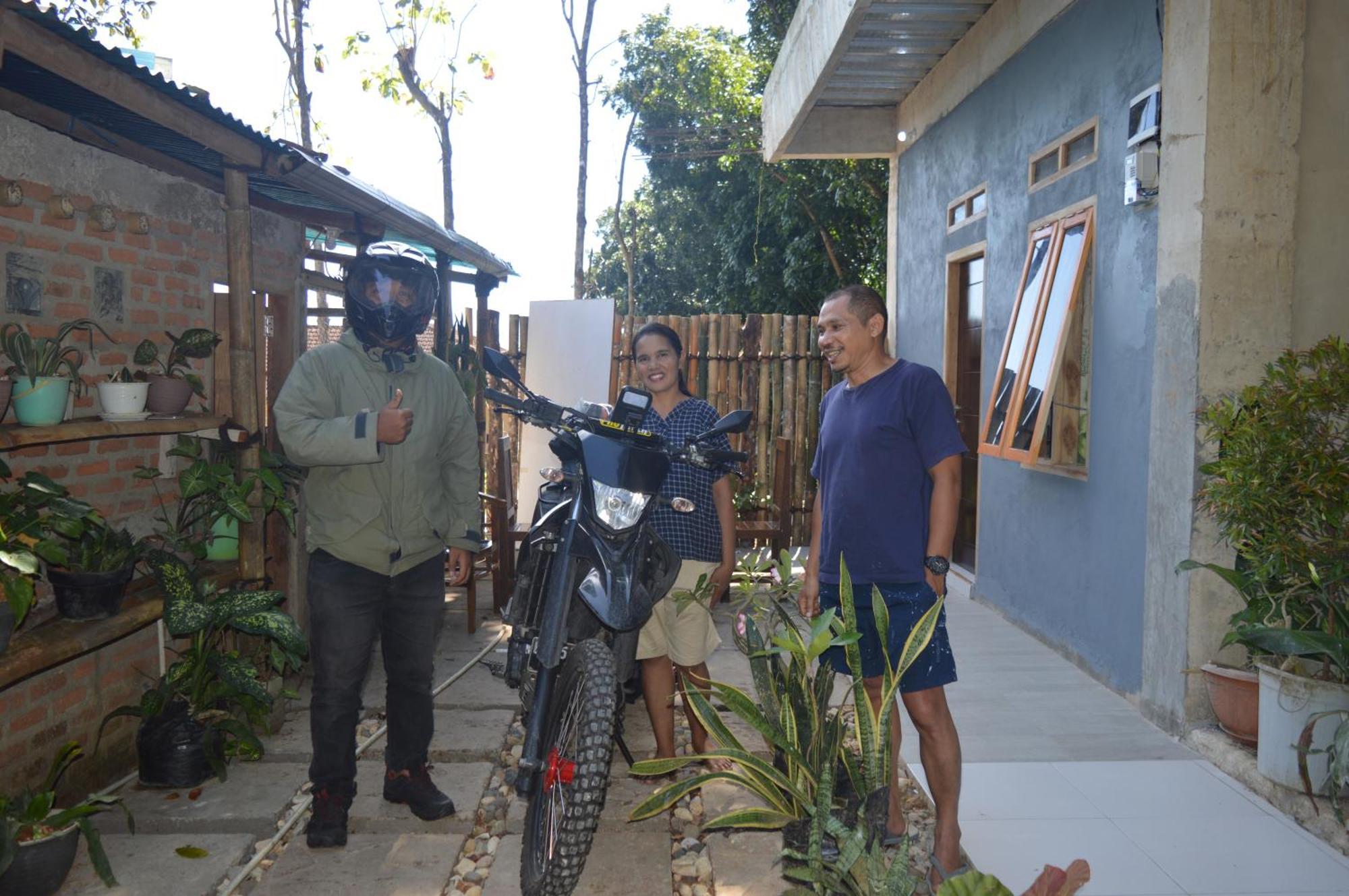 Labuan Bajo Mahoni Guesthouse Esterno foto