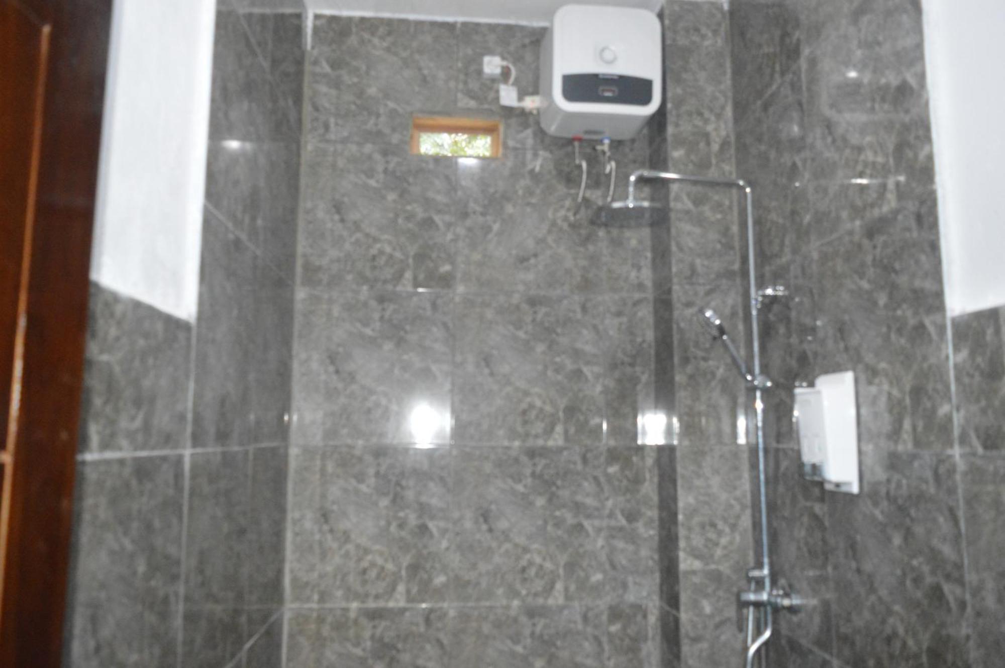 Labuan Bajo Mahoni Guesthouse Esterno foto