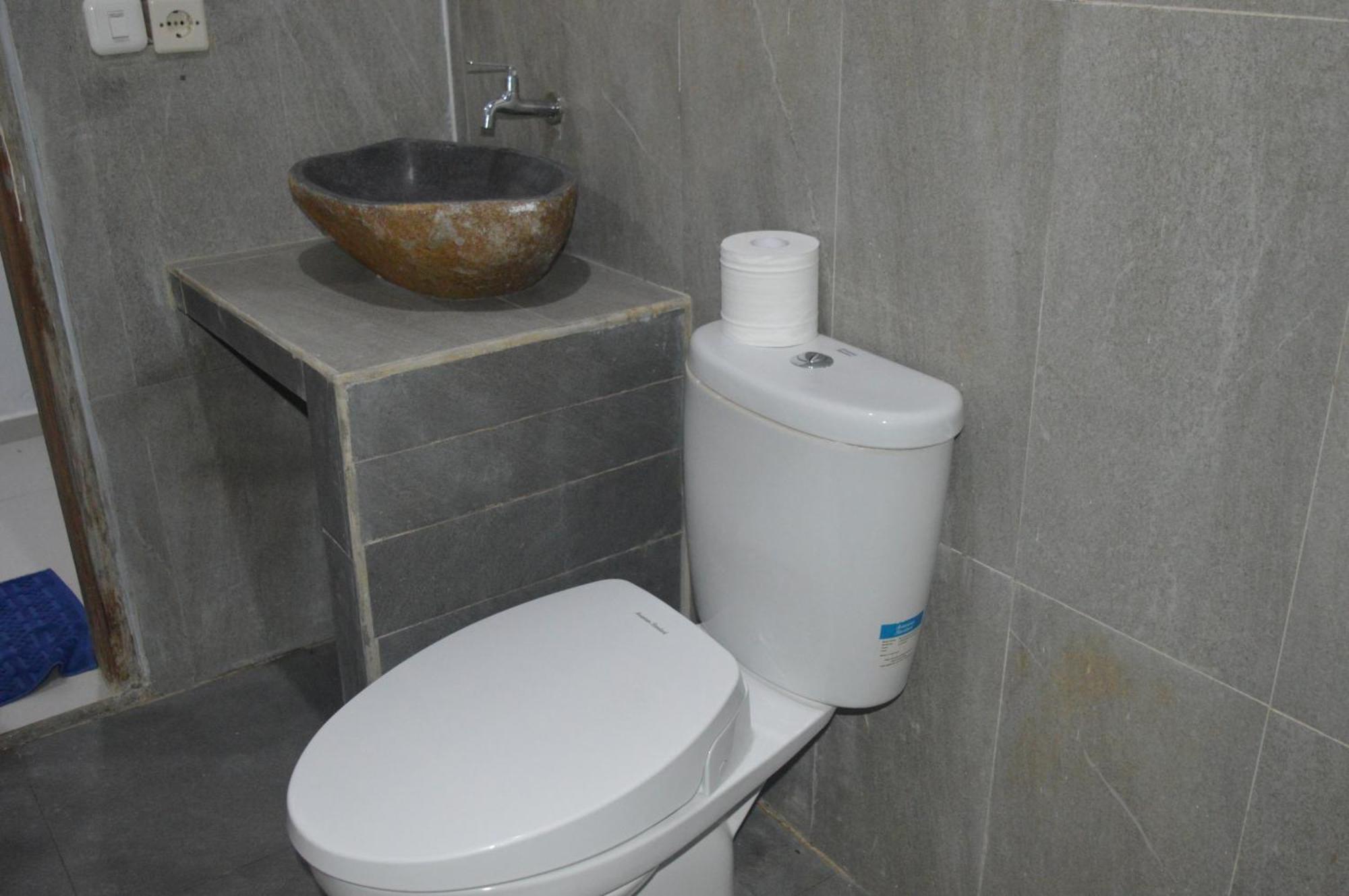 Labuan Bajo Mahoni Guesthouse Esterno foto
