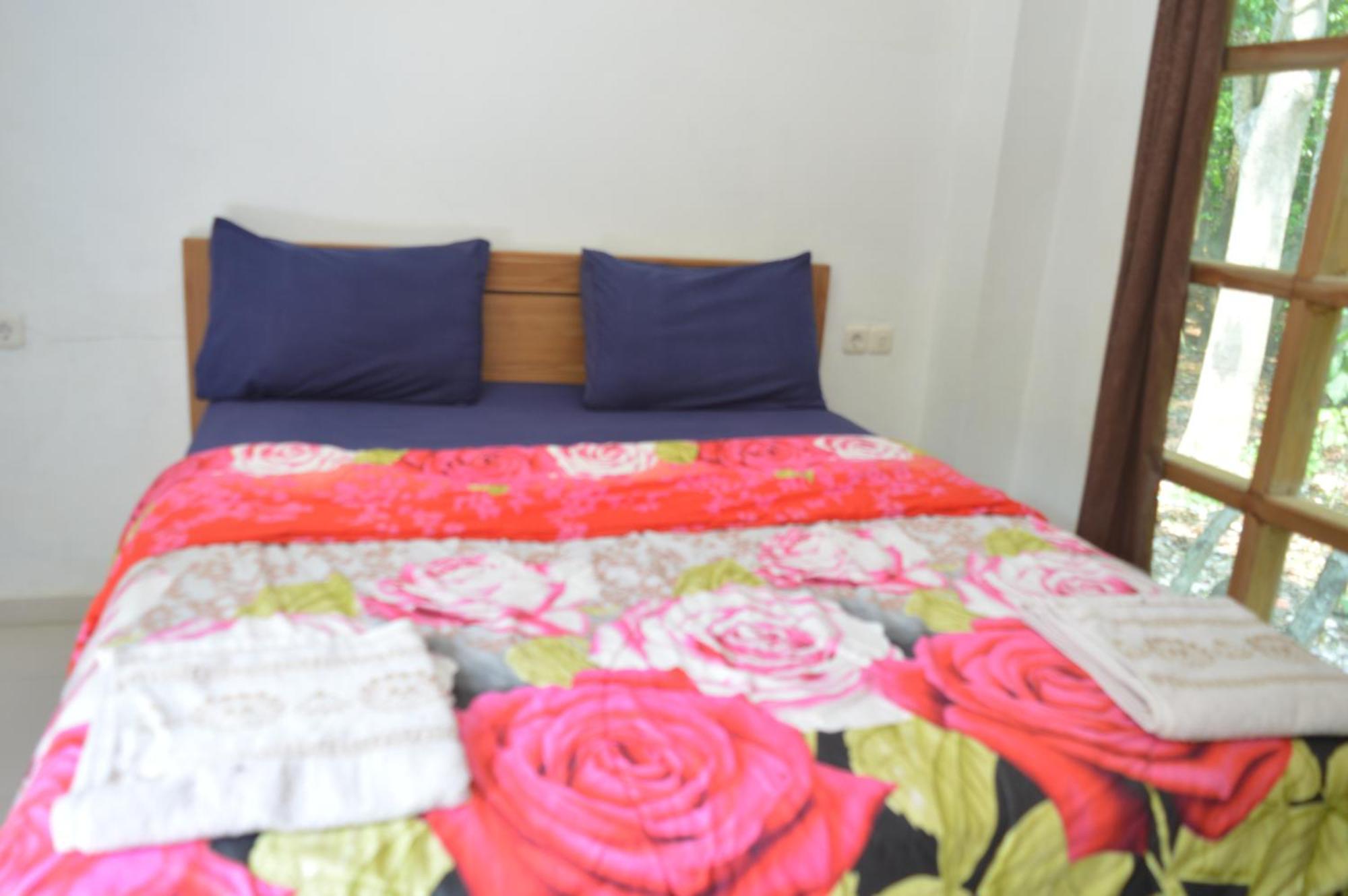 Labuan Bajo Mahoni Guesthouse Esterno foto