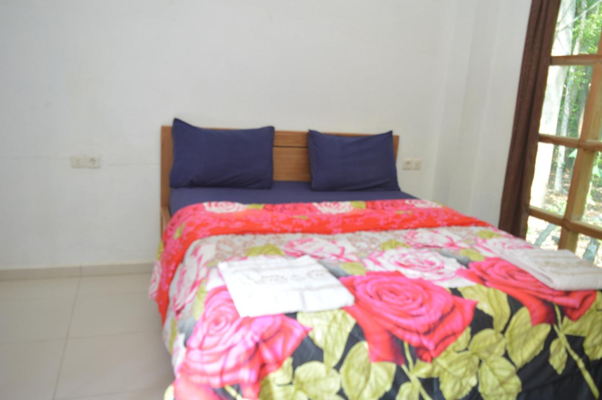 Labuan Bajo Mahoni Guesthouse Esterno foto